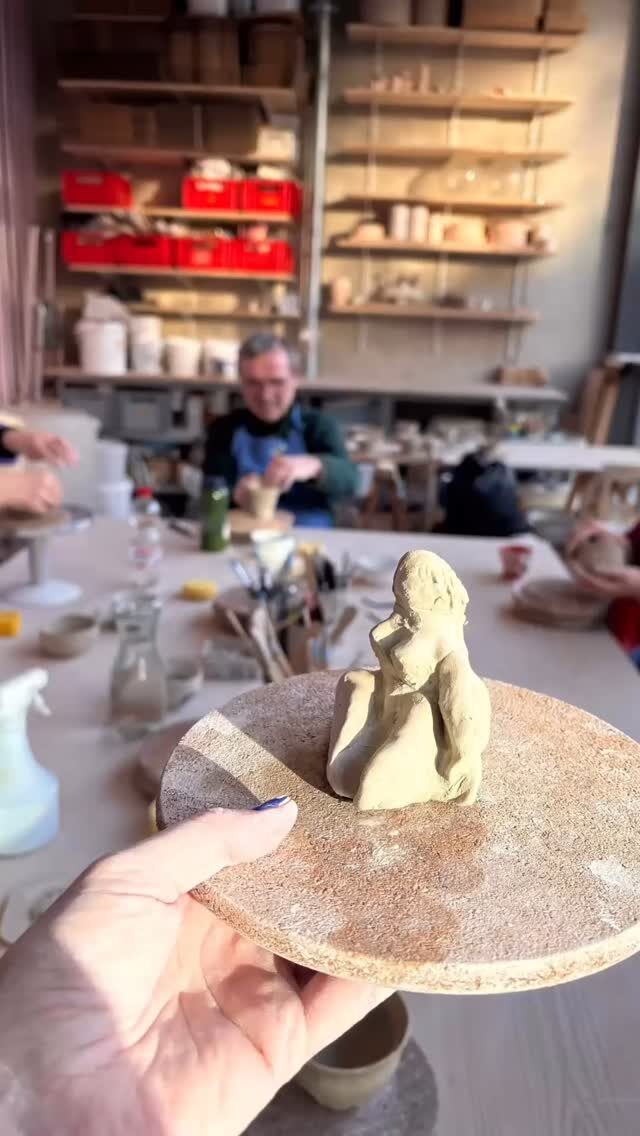 Etwas mit den eigenen Händen erschaffen – das ist echtes Glück. ✨👐
In Berlin wurde dieser Herzenswunsch für einige unserer Senioren wahr 💛 – mit Ton, Farbe und ganz viel Leidenschaft entstanden nicht nur Schalen und Tassen, sondern echte Kunstwerke voller Seele. 🎨👵👴
Die Begeisterung war riesig – kreativ sein, lachen, erleben – was für wundervolle Stunden! 💫 Sie waren ein Fest für die Sinne, ein Moment des Stolzes und der Gemeinschaft. 🫶💫
Ein riesengroßes DANKE an @hallo_keramik für die liebevolle und inspirierende Anleitung 💕 – du hast mehr geschaffen als nur Keramik. Du hast Herzen berührt.
#KreativitätkenntkeinAlter #HandgemachtMitHerz #Glücksmomente #LichtblickSeniorenhilfe #Töpferliebe #Lebensfreude #Kunstverbindet
*Teile des Reels © @hallo_keramik