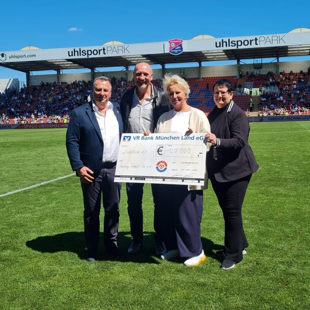 ❤️💙 Freudentaumel in der Halbzeit
💥 WIR SIND ÜBERWÄLTIGT – DANKE, DANKE, DANKE! 💥
Was für ein bewegender Moment im Stadion! Mitten in der Pause des gestrigen Spiels @spvgg_unterhaching vs. Arminia Bielefeld durften wir eine unglaubliche Überraschung erleben 🤩:
Ein Spendenscheck über 120.000 Euro wurde an uns überreicht – je 60.000 Euro von @haching_schaut_hin , dem Sozialverein der @spvgg_unterhaching , und der Otto und Therese Stumpf Stiftung für unsere bedürftigen Seniorinnen und Senioren! 🙏✨ Unsere Gründerin @lydiastaltner war zu Tränen gerührt – und das mit Recht: So viel Herz, so viel Solidarität!
Ein riesiges DANKE an Peter Wagstyl, Martin Rötzer und Karin Radl für diese außergewöhnliche Aktion: Sie schenken nicht nur Geld, Sie schenken Hoffnung, Wärme und Würde. ❤️
#Freudentränen #Dankbarkeit #Solidarität #SpVggUnterhaching #HachingSchautHin #OttoundThereseStumpfStiftung #SpendeMitHerz #SeniorenHilfe #GemeinsamStark #Herzenssache #StarkePartner #GutesTun #LichtblickSeniorenhilfe
