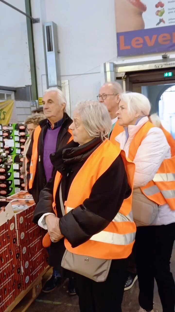🔍 An jeder Ecke gibt’s was Anderes zu entdecken 👀
Für unsere Senioren ging’s frühmorgens durch die Münchner Großmarkthalle 🏙️ – eine der größten Europas!
Im sogenannten „Bauch von München“ 🍏, wo täglich frische Lebensmittel und Blumen 🌸 aus aller Welt ankommen, durften wir dank Großhändler Widmann @widmann_fruechte 🍓 hinter die Kulissen blicken.
Ob kleiner Obsthändler 🍊 oder Feinkosthaus 🧀 – von Tirol bis Aschaffenburg kaufen alle hier ein. Und unsere Senioren? Mittendrin und fasziniert vom bunten Treiben, den Düften 🌿 und Geschichten, die in diesen Hallen leben.
Der Rundgang war eine Entdeckungsreise 🗺️ voller Eindrücke, verlockenden Versuchungen 🍩, tiefgehenden Gesprächen 💬 und wertvollem Austausch 🤝. Zum krönenden Abschluss durfte ein gemeinsames Weißwurstfrühstück 🍽️ nicht fehlen – ein wundervoller Tag, der noch lange nachklingt. 🌟
Herzlichen Dank an @widmann_fruechte für diese großartigen Stunden! 🙏🤩
#GroßmarkthalleMünchen #SeniorenUnterwegs #BauchVonMünchen #Beerenliebe #Marktliebe #WeißwurstUndWärme #MitHerzUndGeschmack