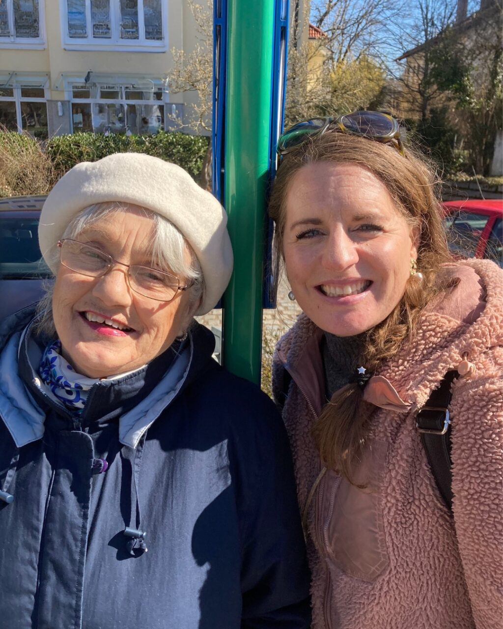 🌸 Manchmal sind es die spontanen Begegnungen, die den Tag besonders machen 😊: Unsere Mitarbeiterin Christina traf an der Bundeshaltestelle auf eine unserer lieben Seniorinnen – ein Moment voller Herzlichkeit und echter Lebensfreude. 🌞
💛 Solche kleinen, zufälligen Aufeinandertreffen erinnern uns daran, wie wertvoll die persönlichen Verbindungen in unserem Alltag sind. Oft ist es ein kurzer Austausch 💬 oder ein vertrauensvolles Gespräch, das den Tag heller und das Herz ein Stück leichter macht. ✨
#Herzensmomente #BegegnungenDieBleiben #Lebensfreude #WertvolleMomente #LächelnSchenken #Alltagsglück #LichtblickSeniorenhilfe