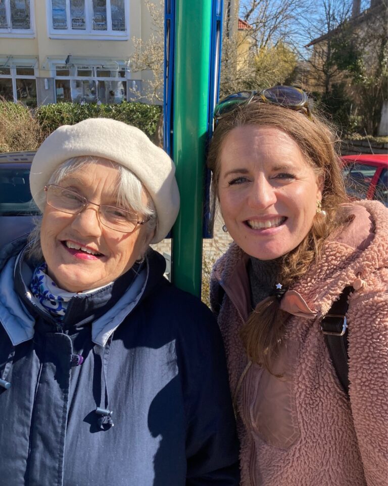 🌸 Manchmal sind es die spontanen Begegnungen, die den Tag besonders machen 😊: Unsere Mitarbeiterin Christina traf an der Bundeshaltestelle auf eine unserer lieben Seniorinnen – ein Moment voller Herzlichkeit und echter Lebensfreude. 🌞
💛 Solche kleinen, zufälligen Aufeinandertreffen erinnern uns daran, wie wertvoll die persönlichen Verbindungen in unserem Alltag sind. Oft ist es ein kurzer Austausch 💬 oder ein vertrauensvolles Gespräch, das den Tag heller und das Herz ein Stück leichter macht. ✨
#Herzensmomente #BegegnungenDieBleiben #Lebensfreude #WertvolleMomente #LächelnSchenken #Alltagsglück #LichtblickSeniorenhilfe