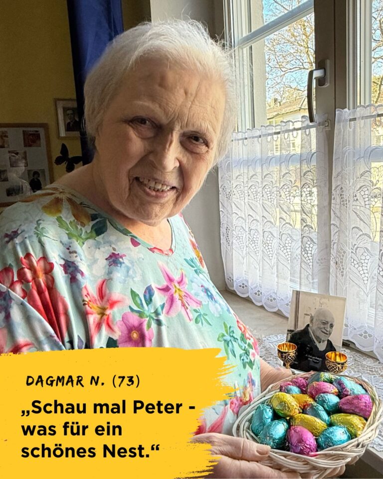Dagmar ist 73.
Sie lebt allein – ihr Mann ist vor einigen Jahren gestorben. 💔
Auf ihrer Fensterbank steht noch immer sein Foto.
Und doch fühlt sie sich an diesem Osterfest nicht ganz allein. 🥰
Denn eine Mitarbeiterin von Lichtblick hat ihr ein Osternest vorbeigebracht.
Mit Schokoeiern, einem Osterfladen wie früher – und ganz viel Zeit zum Zuhören.
„Es ist so schön, jemanden an meiner Seite zu haben“, sagt Dagmar leise.
Solche Momente zeigen, wie wenig es manchmal braucht, um einem Menschen das Gefühl zu geben: Du bist nicht vergessen.
💛 Und genau das tun wir bei Lichtblick – nicht nur an Feiertagen wie Ostern, sondern an jedem Tag im Jahr. #gemeinsamgegenaltersarmut
#Ostern #OsterhasenFürOmisUndOpis #LichtblickSeniorenhilfe #DuBistNichtVergessen #WürdeImAlter #GemeinsamStark #Seniorenhilfe