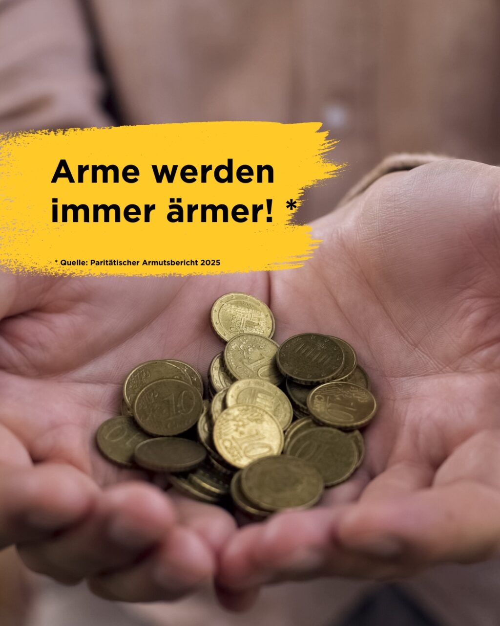 ⚠️ Heute wurde der Paritätische Armutsbericht 2025 veröffentlicht – die Ergebnisse sind alarmierend! ⚠️
👵 Jede fünfte Frau über 65 Jahre ist von Altersarmut betroffen. Besonders drastisch zeigt sich die Lage bei den über 75-Jährigen: Frauen sind hier 6,4 Prozentpunkte häufiger armutsgefährdet als Männer. ♀️📊
Die Zahl älterer Menschen, die auf Grundsicherung im Alter angewiesen sind, steigt kontinuierlich. 💶📈 Von 588.000 Personen im Jahr 2021 erhöhte sich die Zahl auf 730.000 im September 2024. Die Quote stieg von 3,2 % (2020) auf 3,9 % (2023).
Diese Entwicklungen unterstreichen die Dringlichkeit unseres Engagements gegen Altersarmut. ✊👵💛
📌 Zusatzinfo: Der Paritätische ist ein Dachverband eigenständiger Organisationen, Einrichtungen und Gruppierungen der Wohlfahrtspflege, die soziale Arbeit für andere oder als Selbsthilfe leisten. Der Paritätische Armutsbericht zeigt jedes Jahr, wie viele Menschen in Deutschland arm sind. Er basiert auf offiziellen Zahlen und macht sichtbar, wo Armut wächst und wer besonders betroffen ist. Ziel: aufrütteln und Veränderungen anstoßen.
#Armutsbericht2025 #ParitaetischerArmutsbericht #Altersarmut #ArmutImAlter #AltersarmutFrauen #SeniorinnenInNot #UngleichheitImAlter