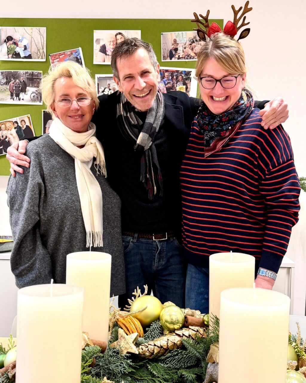 ✨ Wow-Moment des Tages! ✨

Herr Bahlmann hat uns heute diesen traumhaften Adventskranz vorbeigebracht – wir sind total überwältigt! 🌿💛
Vielen Dank an @bahlmannflowers für diese wunderschöne Unterstützung – so ein Kunstwerk bringt sofort festliche Stimmung ins Herz und zaubert unseren Senioren direkt beim Betreten des Büros ein Leuchten in ihre Augen. 🕯️

#Advent #Adventskranz #Weihnachten #LichtblickSeniorenhilfe #FestlicheStimmung #Blumenliebe #BahlmannFlowers #Winterzauber #Herzensmoment #Weihnachtsfreude