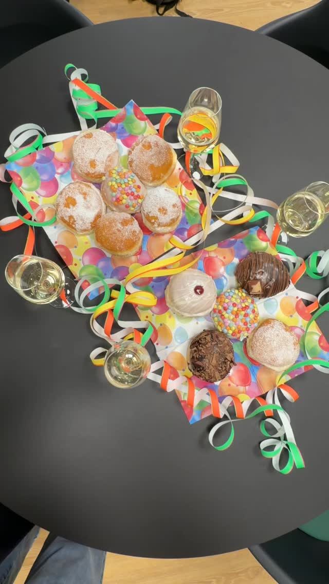 Helau aus unserem Lichtblick-Büro in Münster 🎭🥳

Heute war Weiberfastnacht – und bei uns blieb kein Stuhl leer. Unsere Seniorinnen und Senioren kamen vorbei, haben mitgeschunkelt, gelacht und gefeiert. 

Mittendrin: Bürohund Anton. Natürlich kostümiert und im absoluten Party-Modus 🐶🎉

Was heute nach Konfetti 🎉 aussieht, ist für uns Alltag mit Herz. Wir kümmern uns das ganze Jahr um unsere Seniorinnen und Senioren: bei Sorgen, bei Einsamkeit und ja, auch bei Faschingsveranstaltungen.

Gemeinsam lachen verbindet. Und genau dafür sind wir da. 💛

#lichtblickseniorenhilfe #gemeinsamgegenaltersarmut #gegenalterseinsamkeit #weiberfastnacht