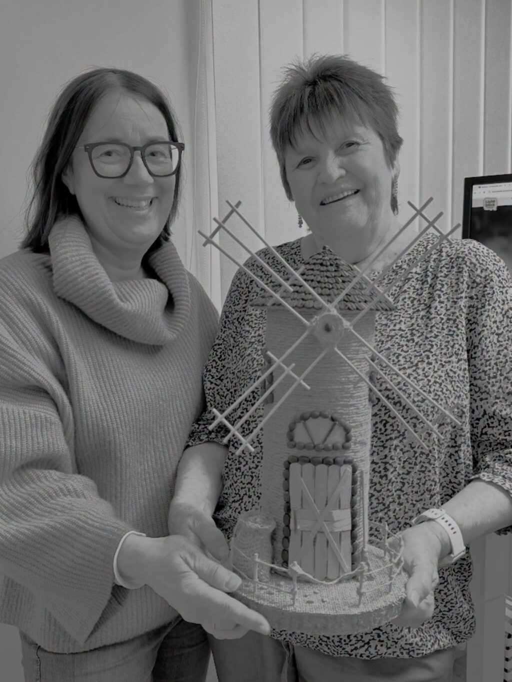 „Wenn aus Dankbarkeit etwas so Schönes entsteht, fehlen einem kurz die Worte.“ 

Diese kleine Mühle ist viel mehr als ein Geschenk.
Sie ist ein stilles, aber unglaublich starkes Zeichen dafür, was unsere Arbeit wirklich bewirkt.

Eine unserer Lichtblick-Seniorinnen aus Deggendorf hat sie in mühevoller Kleinstarbeit selbst gefertigt: mit einer Liebe zum Detail, die man kaum in Worte fassen kann:

Ein gerollter Pappkarton bildet den Körper, die Flügel bestehen aus feinen Schaschlikspießen, Dach und Fenster sind sorgfältig aus Kaffeebohnen gelegt. Die Tür wurde aus Eisholzstielen gefertigt, der Zaun aus Juteschnur. Alles steht auf einer schlichten Holzscheibe.
Und wer genau hinsieht, entdeckt sogar den kleinen Besen 🧹 und den Sack: jedes Detail durchdacht und mit Herz ♥️ gemacht.

Sie hat uns diese Mühle persönlich vorbeigebracht.
Nicht, weil sie etwas braucht. Sondern weil sie Danke sagen wollte.

Danke für die Unterstützung, wenn das Geld knapp wird.
Danke für die vielen gemeinsamen Ausflüge und Veranstaltungen, die wieder Freude in den Alltag bringen.
Danke dafür, dass jemand da ist.

Was uns besonders berührt hat, war ihre Erklärung:
„Diese Mühle steht symbolisch für @lichtblickseniorenhilfe 💛
Die Sorgen werden hier gedreht und klein gemahlen: sie zerbröseln.“

Das ist keine Floskel.
Das ist die Realität für viele unserer Seniorinnen und Senioren.

Und genau deshalb machen wir weiter.

Von Herzen Danke für dieses Geschenk – und für das Vertrauen. 💛

#dankbar #mühle #geschenk #lichtblickseniorenhilfe #deggendorf