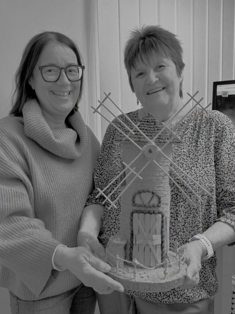 „Wenn aus Dankbarkeit etwas so Schönes entsteht, fehlen einem kurz die Worte.“ 

Diese kleine Mühle ist viel mehr als ein Geschenk.
Sie ist ein stilles, aber unglaublich starkes Zeichen dafür, was unsere Arbeit wirklich bewirkt.

Eine unserer Lichtblick-Seniorinnen aus Deggendorf hat sie in mühevoller Kleinstarbeit selbst gefertigt: mit einer Liebe zum Detail, die man kaum in Worte fassen kann:

Ein gerollter Pappkarton bildet den Körper, die Flügel bestehen aus feinen Schaschlikspießen, Dach und Fenster sind sorgfältig aus Kaffeebohnen gelegt. Die Tür wurde aus Eisholzstielen gefertigt, der Zaun aus Juteschnur. Alles steht auf einer schlichten Holzscheibe.
Und wer genau hinsieht, entdeckt sogar den kleinen Besen 🧹 und den Sack: jedes Detail durchdacht und mit Herz ♥️ gemacht.

Sie hat uns diese Mühle persönlich vorbeigebracht.
Nicht, weil sie etwas braucht. Sondern weil sie Danke sagen wollte.

Danke für die Unterstützung, wenn das Geld knapp wird.
Danke für die vielen gemeinsamen Ausflüge und Veranstaltungen, die wieder Freude in den Alltag bringen.
Danke dafür, dass jemand da ist.

Was uns besonders berührt hat, war ihre Erklärung:
„Diese Mühle steht symbolisch für @lichtblickseniorenhilfe 💛
Die Sorgen werden hier gedreht und klein gemahlen: sie zerbröseln.“

Das ist keine Floskel.
Das ist die Realität für viele unserer Seniorinnen und Senioren.

Und genau deshalb machen wir weiter.

Von Herzen Danke für dieses Geschenk – und für das Vertrauen. 💛

#dankbar #mühle #geschenk #lichtblickseniorenhilfe #deggendorf