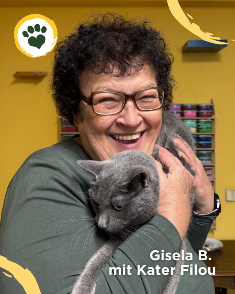 🐾 „Ich kaufe lieber Katzenfutter als etwas für mich.“

Gisela B. (68) lebt allein in einer kleinen Wohnung im Münchner Süden. Ihre beiden Kater Schnuffel und Filou sind ihr Halt – ihre Familie. 💛

Nach vielen Jahren als Erzieherin und später als Bürokraft musste Gisela mit 54 in Erwerbsunfähigkeitsrente gehen – ein Einschnitt, der alles verändert hat.
„Ich fühlte mich plötzlich nutzlos, als würde ich der Gesellschaft nur auf der Tasche liegen.“
Heute bleiben ihr nach Abzug von Miete und Nebenkosten mit Aufstockung der Grundsicherung 563 Euro im Monat– für Strom, Versicherungen, Lebensmittel, Medikamente und Rücklagen.
Doch bevor sie an sich denkt, denkt sie an ihre Katzen.

🐈‍⬛ „Ich kaufe lieber Katzenfutter als etwas für mich.“
Schnuffel, der sanfte Schmusekater, und Filou, der lebhafte Russisch-Blau-Kater mit chronischer Krankheit, sind ihr ganzer Stolz.
Beide brauchen Spezialfutter und Medikamente – eine große Belastung für Giselas kleine Rente.
Doch genau hier hilft @lichtblickseniorenhilfe ✨
Denn Gisela ist kein Einzelfall: Immer mehr ältere Menschen leben in Altersarmut – viele mit ihren Haustieren als einziger Familie.

Mit dem neuen Tierhilfe-Projekt unterstützt Lichtblick Senioren wie Gisela, damit sie ihre tierischen Begleiter gut versorgen können – ohne bei sich selbst zu sparen.
So erhielt Gisela Unterstützung für Tier-Medikamente, Spezialfutter und eine neue Matratze.

#TierischWichtig #LichtblickSeniorenhilfe #RundUmsTier #Seniorenhilfe #TiereUndSenioren #GemeinsamStark