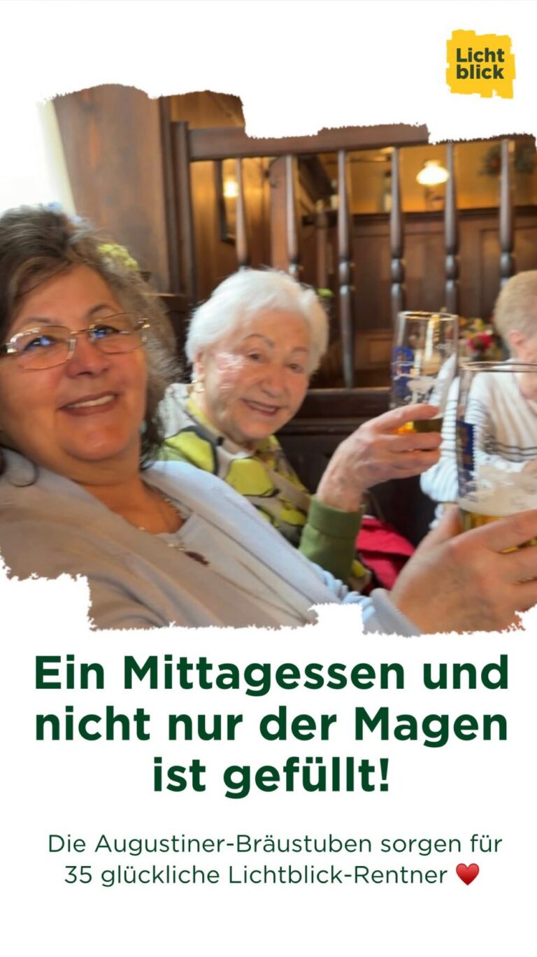 35 Seniorinnen und Senioren, ein gefüllter Magen und endlich wieder das Gefühl, dazuzugehören. ❤️

Im @augustiner_braeustuben hat genau das vor kurzem stattgefunden.
@markusvoglx Markus Vogl hat unsere Lichtblick-Senioren zum Mittagessen eingeladen 🙏🏻✨

Und was dann passiert ist, lässt sich nicht planen.
Es wurde viel erzählt, gelacht und an frühere Zeiten erinnert.
Einfach zusammen sein und ein paar Stunden die Sorgen und Ängste vor der Türe lassen!

Das Essen hat allen vorzüglich geschmeckt. Das Bier natürlich auch. 🍺 😊
Aber viel wichtiger war die gute Stimmung!

Herr Vogl hat sich persönlich Zeit für unsere Senioren genommen.
Er hat sich bei allen vorgestellt und auch zugehört.
Keine Selbstverständlichkeit, aber genau das macht den Unterschied.

Besonders berührt hat uns Lichtblick-Seniorin Renate. 
Sie ganz klar gesagt, warum diese gemeinsamen Mittagstische so wichtig sind:
Weil sie raus aus der Einsamkeit führen. Weil sie wieder ein Stück Leben zurückgeben.

Unsere Senioren freuen sich sehr, da eine erneute Einladung im Raum steht!💛
Wir freuen uns riesig auf alles, was kommt.

Solche Tage zeigen, worum es wirklich geht:
Nicht nur satt werden.
Sondern gesehen werden. 🤍

#gegenalterseinsamkeit #lichtblickseniorenhilfe #dankbar