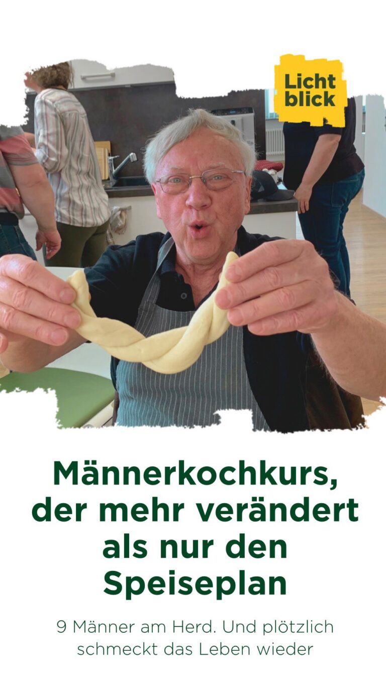Neun Männer. Ein Herd. Und plötzlich ist da wieder dieses Gefühl von Gemeinschaft. ❤️

Vor kurzem wurde es österlich in unserer Küche im Büro Deggendorf. Beim Männerkochkurs ging es um mehr als nur Rezepte. Es ging darum, wieder gemeinsam am Tisch zu sitzen. Sich auszutauschen. Zu lachen. Und für ein paar Stunden den Alltag zu vergessen.

Mit dabei: einfache, günstige Gerichte, die jeder zuhause nachkochen kann.
Eine frühlingshafte Fischsuppe 🐟 , ein cremiger Eiaufstrich 🥚 mit frischem Baguette 🥖 und ein traditionelles Hefe-Osternest. Und mittendrin ein ehemaliger Bäcker 👨‍🍳 , der den Teig in den Händen hält und sofort wieder in seinem Element ist.

Ein riesiges Dankeschön an Eva Lepšik @natur_familie_bauernhaus_hof, staatlich  anerkannte Diätassistentin, die sich heute ehrenamtlich Zeit genommen hat. Mit viel Herzblut, Geduld und echter Freude hat sie ihr Wissen weitergegeben.

Was diesen Vormittag besonders gemacht hat, sieht man nicht nur auf dem Teller. Man spürt es im Raum.

Und am Ende gab es ein gemeinsames Oster-Festmahl, das mehr war als nur Essen.
Es war ein Moment von Nähe. Von Zugehörigkeit. Von Leben. 🐇

Alle Teilnehmer gehen heute mit bezahlbaren Rezepten nach Hause und mit dem Gefühl, nicht alleine zu sein.

Genau darum geht es. ❤️

#männerkochkurs #lichtblickseniorenhilfe #gegenalterseinsamkeit #deggendorf