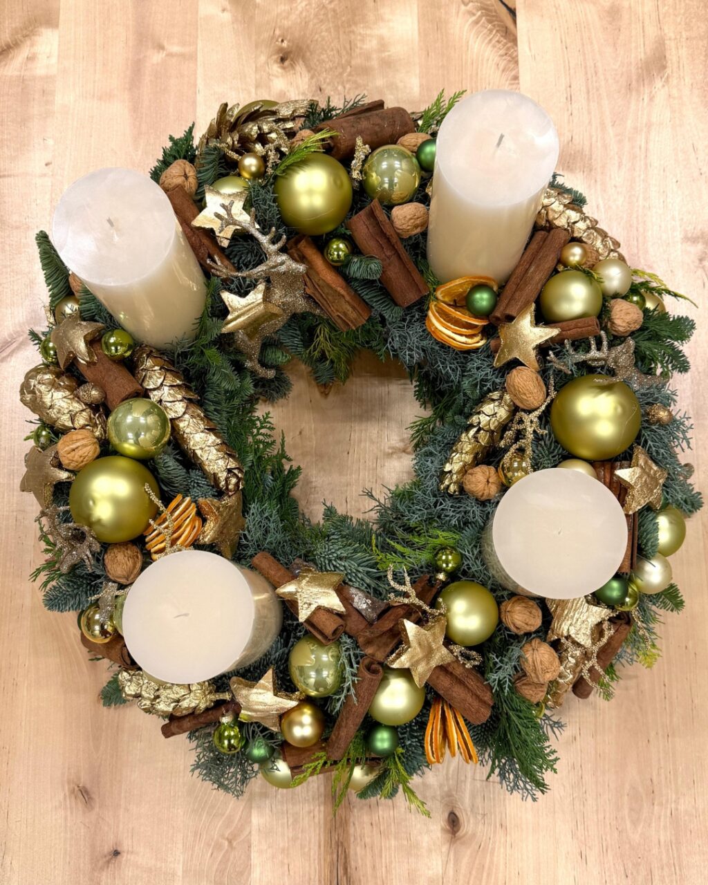 ✨ Wow-Moment des Tages! ✨

Herr Bahlmann hat uns heute diesen traumhaften Adventskranz vorbeigebracht – wir sind total überwältigt! 🌿💛
Vielen Dank an @bahlmannflowers für diese wunderschöne Unterstützung – so ein Kunstwerk bringt sofort festliche Stimmung ins Herz und zaubert unseren Senioren direkt beim Betreten des Büros ein Leuchten in ihre Augen. 🕯️

#Advent #Adventskranz #Weihnachten #LichtblickSeniorenhilfe #FestlicheStimmung #Blumenliebe #BahlmannFlowers #Winterzauber #Herzensmoment #Weihnachtsfreude