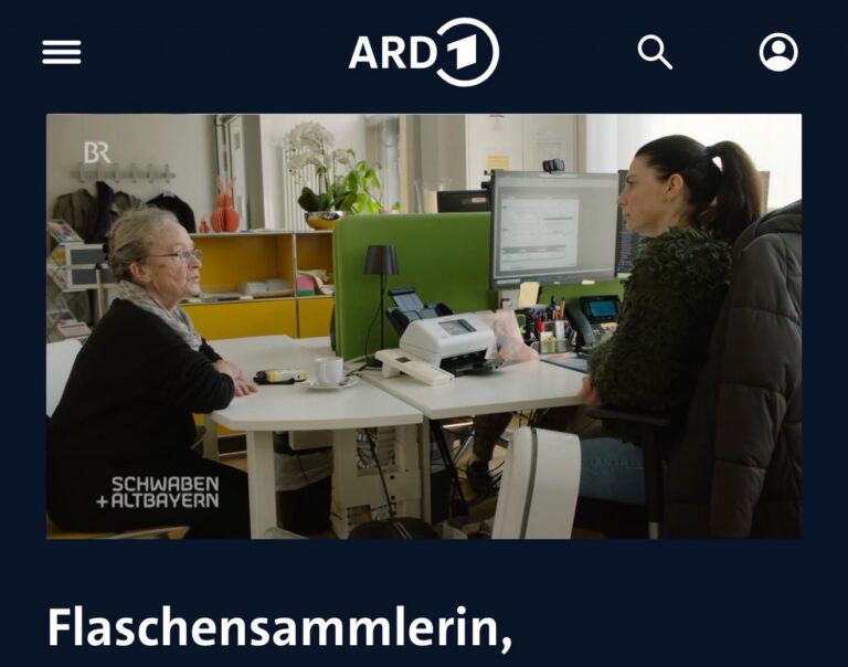 Man sieht sie jeden Tag. Und doch sieht man sie oft nicht.

Roswitha (79) sammelt Flaschen in München.
Bei Wind, bei Kälte, bei Regen.
Nicht, weil sie will. Sondern weil sie muss.

Und trotzdem hört man von ihr kein Jammern und kein Klagen.
Stattdessen Würde. Stärke. Und ein leises Lächeln.

Heute zeigt die ARD in einem bewegenden Beitrag, wie Roswithas Alltag wirklich aussieht.
Ein Leben, das viele lieber nicht sehen wollen.
Ein Leben, das jedoch dennoch uns alle etwas angeht.

Wenn das Geld am Ende des Monats nicht reicht, kommt Roswitha zu uns.
Zu @lichtblickseniorenhilfe 

Und ja, wir helfen. Schnell und unbürokratisch.
Mit Lebensmittelgutscheinen. Für das Nötigste und auch für ein Stück Sicherheit.

Aber die Wahrheit ist:
Menschen wie Roswitha haben viel mehr verdient als das.

Sie haben dieses Land mit aufgebaut.
Und stehen heute mit Pfandflaschen auf der Straße.

Das darf uns nicht egal sein.

👉 Schau dir diesen Beitrag in der ARD an.
👉 Schau bitte genau hin.
👉 Und dann entscheide, ob wir wirklich genug tun.

📺 https://www.ardmediathek.de/video/schwaben-altbayern/roswitha-die-flaschensammlerin/br/Y3JpZDovL2JyLmRlL2Jyb2FkY2FzdC9GMjAyNVdPMDIxNjE0QTAvc2VjdGlvbi9kMDQ3NThlOS0zYTcyLTQ5YjYtOTRhZC1hNThiMDFkYWM0NjY

Wir von Lichtblick stehen an Roswithas Seite. Jeden Tag. 💛

Wenn auch Du mithelfen willst: jeder Euro zählt 👇
www.seniorenhilfe-lichtblick.de