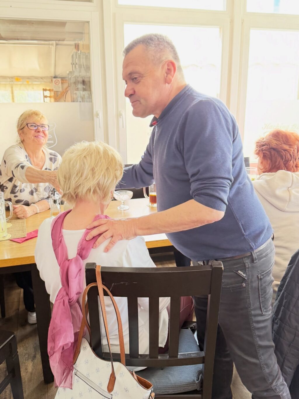 🎂 60 Jahre Manni Schwabl – und ein Herz ♥️ , das seit Jahren für unsere Senioren schlägt.

Es gibt Geburtstage.
Und es gibt Menschen, die ihren Ehrentag nutzen, um anderen etwas zurückzugeben.

Lieber Manni Schwabl,

seit 2022 gehst du einen Weg, der alles andere als selbstverständlich ist:
Erst 25, heute 50 unserer Seniorinnen und Senioren unterstützt du jeden Monat mit @haching_schaut_hin und einem festen Geldbetrag.
Still. Verlässlich. Und mit echter Haltung.

Für viele unserer Lichtblick-Senioren bedeutet das:
🫶🏼 wieder ein voller Kühlschrank
🫶🏼 wieder ein kleines Stück Würde
🫶🏼 wieder ein Moment ohne Sorgen

Und genau diese Dankbarkeit war heute spürbar.
Unsere Seniorinnen und Senioren haben dir zu deinem 60. Geburtstag eine Torte 🎂 mitgebracht - ein kleines Zeichen für etwas, das für sie riesengroß ist.

Doch dein Engagement geht weit darüber hinaus:
Gemeinsam mit der @spvgg_unterhaching und dem Sozialverein @haching_schaut_hin schaffst du Begegnungen, die bleiben:

Einladungen zum Essen.
Unvergessliche Veranstaltungen.
Und sogar Momente, in denen unsere Senioren als „Einlaufkinder“ bei einem Fußballspiel auf dem ⚽️ Platz stehen durften – mitten im Leben, mitten im Stadion.

Das ist mehr als Unterstützung.
Das ist echte Teilhabe.

Danke für deine Großzügigkeit. Danke für deine Menschlichkeit. Danke für deine Treue. 🙏🏻

Von Herzen wünschen wir dir alles erdenklich Gute zum 60. Geburtstag –
vor allem Gesundheit, Kraft und viele erfüllte Wünsche.

Auf viele weitere Jahre dieser besonderen Zusammenarbeit. 💛 

Alles erdenklich Gute wünscht Dir das ganze Team der @lichtblickseniorenhilfe mit besonders herzlichen Grüßen von Gründerin @lydiastaltner 💛

#dankbarkeit❤️ #glückwünsche #mannischwabl #gemeinsamgegenaltersarmut