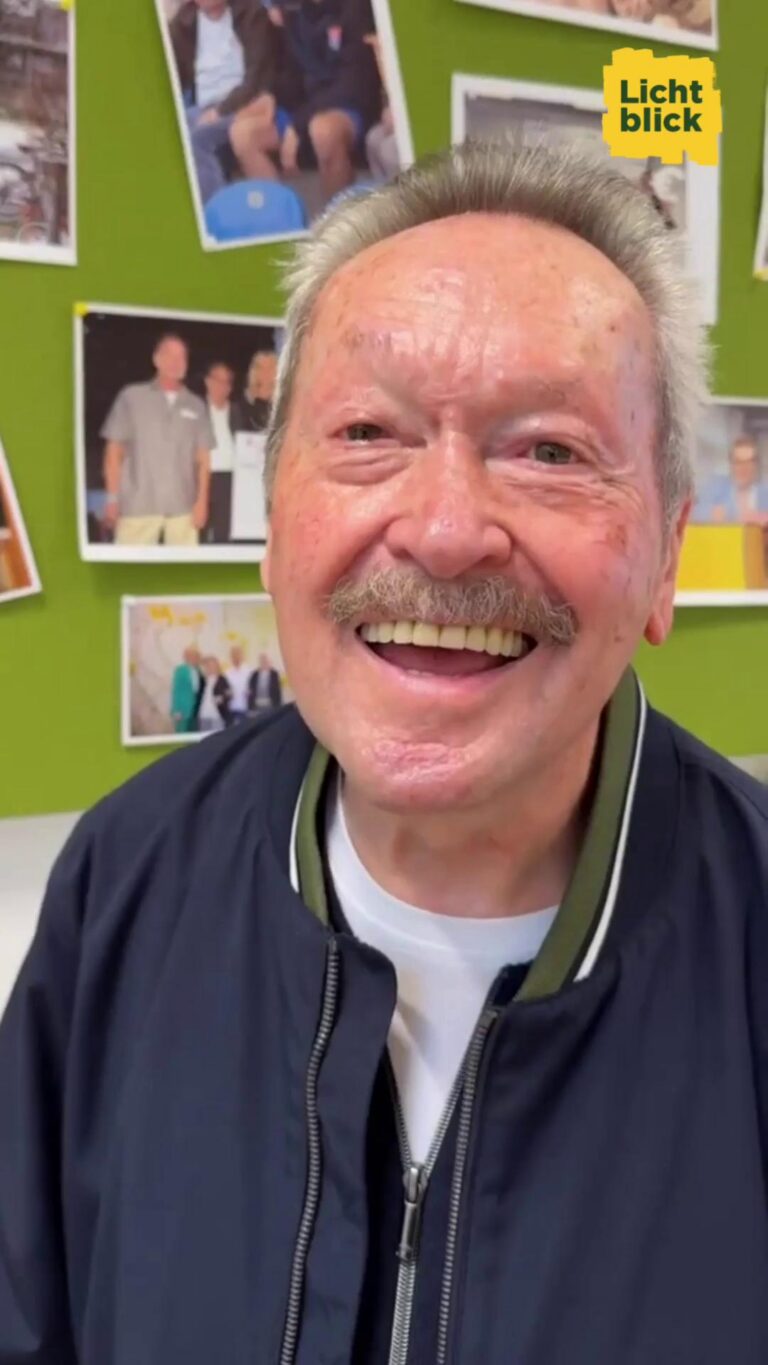 Bewegung tut gut – besonders im Alter! 🏊‍♂️

Senior Manfred M. (84) ist überglücklich: Dank Lichtblick Seniorenhilfe e.V. kann er pünktlich zur Hallenbadsaison endlich wieder zum Schwimmen gehen. Für ihn bedeutet das nicht nur pure Freude, sondern auch gesunde Bewegung für Gelenke und Muskeln – sanft, schonend und einfach wichtig für sein Wohlbefinden. Ganz nach dem Motto: wer rastet, der rostet.

Nicht jeder Senior kann sich regelmäßige Aktivitäten leisten. Genau hier setzen wir an: Wir unterstützen Senioren, damit gelenkschonende Bewegung wieder möglich wird.
Denn wir wissen: Aktiv bleiben = Lebensqualität gewinnen. 💛

#BewegungImAlter #SeniorenAktiv #SchwimmenFürGesundheit #LichtblickSeniorenhilfe #Gelenkschonend #Lebensfreude