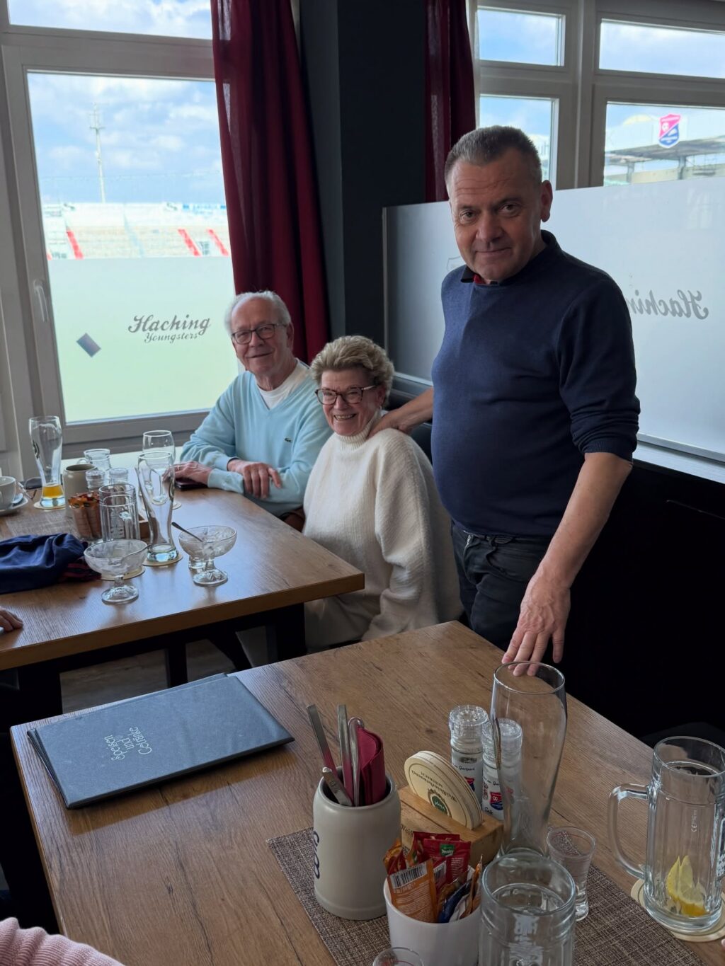🎂 60 Jahre Manni Schwabl – und ein Herz ♥️ , das seit Jahren für unsere Senioren schlägt.

Es gibt Geburtstage.
Und es gibt Menschen, die ihren Ehrentag nutzen, um anderen etwas zurückzugeben.

Lieber Manni Schwabl,

seit 2022 gehst du einen Weg, der alles andere als selbstverständlich ist:
Erst 25, heute 50 unserer Seniorinnen und Senioren unterstützt du jeden Monat mit @haching_schaut_hin und einem festen Geldbetrag.
Still. Verlässlich. Und mit echter Haltung.

Für viele unserer Lichtblick-Senioren bedeutet das:
🫶🏼 wieder ein voller Kühlschrank
🫶🏼 wieder ein kleines Stück Würde
🫶🏼 wieder ein Moment ohne Sorgen

Und genau diese Dankbarkeit war heute spürbar.
Unsere Seniorinnen und Senioren haben dir zu deinem 60. Geburtstag eine Torte 🎂 mitgebracht - ein kleines Zeichen für etwas, das für sie riesengroß ist.

Doch dein Engagement geht weit darüber hinaus:
Gemeinsam mit der @spvgg_unterhaching und dem Sozialverein @haching_schaut_hin schaffst du Begegnungen, die bleiben:

Einladungen zum Essen.
Unvergessliche Veranstaltungen.
Und sogar Momente, in denen unsere Senioren als „Einlaufkinder“ bei einem Fußballspiel auf dem ⚽️ Platz stehen durften – mitten im Leben, mitten im Stadion.

Das ist mehr als Unterstützung.
Das ist echte Teilhabe.

Danke für deine Großzügigkeit. Danke für deine Menschlichkeit. Danke für deine Treue. 🙏🏻

Von Herzen wünschen wir dir alles erdenklich Gute zum 60. Geburtstag –
vor allem Gesundheit, Kraft und viele erfüllte Wünsche.

Auf viele weitere Jahre dieser besonderen Zusammenarbeit. 💛 

Alles erdenklich Gute wünscht Dir das ganze Team der @lichtblickseniorenhilfe mit besonders herzlichen Grüßen von Gründerin @lydiastaltner 💛

#dankbarkeit❤️ #glückwünsche #mannischwabl #gemeinsamgegenaltersarmut