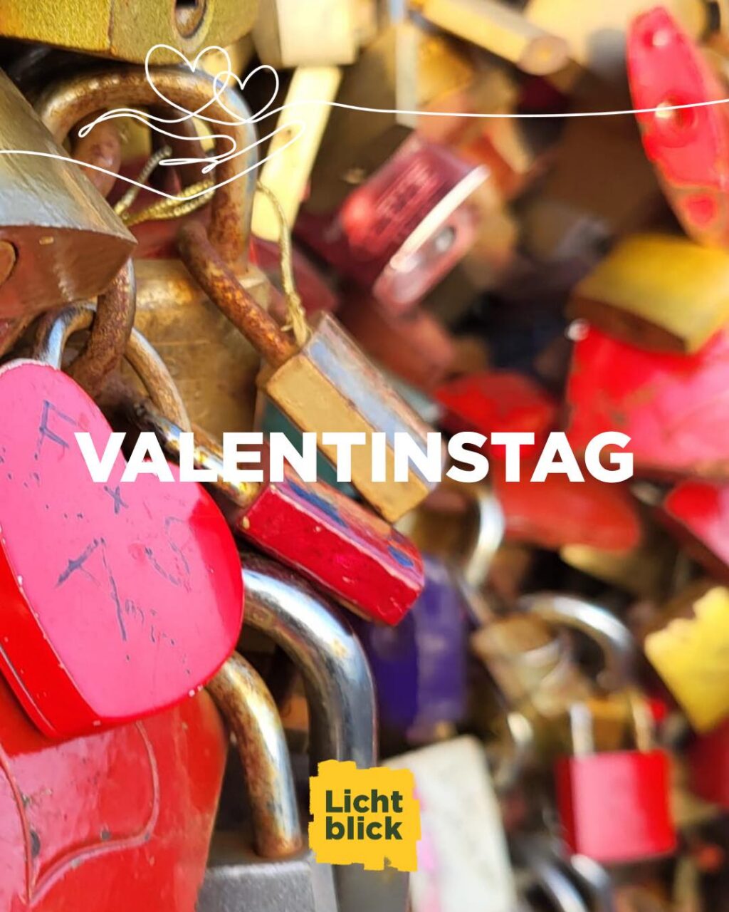 „Liebe darf kein Luxus sein.“ ❤️🔒

In vielen Städten hängen nicht nur am  Valentinstag an den Brücken überall Liebesschlösser.

Sie stehen für Nähe, Verbundenheit und das Versprechen, füreinander da zu sein.

Für viele Seniorinnen und Senioren in Altersarmut fühlt sich Liebe heute anders an.
Weniger Besuche. Weniger Anrufe. Weniger Teilhabe.
Und oft die leise Frage: Bin ich eigentlich noch wichtig? 😔

Bei Lichtblick sehen wir jeden Tag, was bleibt, wenn Geld fehlt, aber Herz da ist:
🐕 🐈‍⬛ Ein Haustier, das Trost gibt.
☎️ Ein Anruf, der den Tag heller macht.
💳 Ein Lebensmittelgutschein, der Druck nimmt.
👱🏻‍♀️Ein Mensch, der zuhört.

Unsere Arbeit bedeutet nicht immer große Gesten.
Sie bedeutet da sein.
Verlässlich. Würdevoll. Auf Augenhöhe. 💛

Zum Valentinstag wünschen wir allen ♥️Liebe, die trägt.
♥️Liebe, die bleibt.
♥️Liebe, die niemanden vergisst.

Danke an alle, die mit ihrem Herzen helfen. 🙏🏻

Ihr seid ein Liebesschloss für Menschen, die sonst niemand mehr festhält. ❤️

#valentinstag❤️ #mitherzenhelfen #lichtblickseniorenhilfe