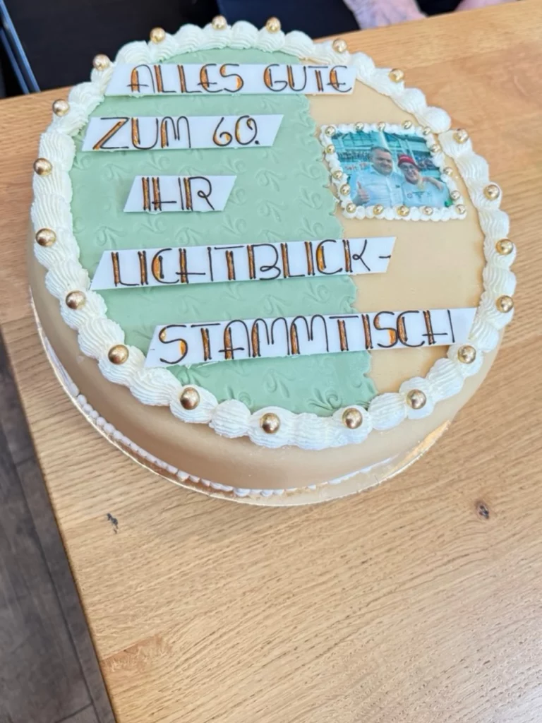 🎂 60 Jahre Manni Schwabl – und ein Herz ♥️ , das seit Jahren für unsere Senioren schlägt.

Es gibt Geburtstage.
Und es gibt Menschen, die ihren Ehrentag nutzen, um anderen etwas zurückzugeben.

Lieber Manni Schwabl,

seit 2022 gehst du einen Weg, der alles andere als selbstverständlich ist:
Erst 25, heute 50 unserer Seniorinnen und Senioren unterstützt du jeden Monat mit @haching_schaut_hin und einem festen Geldbetrag.
Still. Verlässlich. Und mit echter Haltung.

Für viele unserer Lichtblick-Senioren bedeutet das:
🫶🏼 wieder ein voller Kühlschrank
🫶🏼 wieder ein kleines Stück Würde
🫶🏼 wieder ein Moment ohne Sorgen

Und genau diese Dankbarkeit war heute spürbar.
Unsere Seniorinnen und Senioren haben dir zu deinem 60. Geburtstag eine Torte 🎂 mitgebracht - ein kleines Zeichen für etwas, das für sie riesengroß ist.

Doch dein Engagement geht weit darüber hinaus:
Gemeinsam mit der @spvgg_unterhaching und dem Sozialverein @haching_schaut_hin schaffst du Begegnungen, die bleiben:

Einladungen zum Essen.
Unvergessliche Veranstaltungen.
Und sogar Momente, in denen unsere Senioren als „Einlaufkinder“ bei einem Fußballspiel auf dem ⚽️ Platz stehen durften – mitten im Leben, mitten im Stadion.

Das ist mehr als Unterstützung.
Das ist echte Teilhabe.

Danke für deine Großzügigkeit. Danke für deine Menschlichkeit. Danke für deine Treue. 🙏🏻

Von Herzen wünschen wir dir alles erdenklich Gute zum 60. Geburtstag –
vor allem Gesundheit, Kraft und viele erfüllte Wünsche.

Auf viele weitere Jahre dieser besonderen Zusammenarbeit. 💛 

Alles erdenklich Gute wünscht Dir das ganze Team der @lichtblickseniorenhilfe mit besonders herzlichen Grüßen von Gründerin @lydiastaltner 💛

#dankbarkeit❤️ #glückwünsche #mannischwabl #gemeinsamgegenaltersarmut