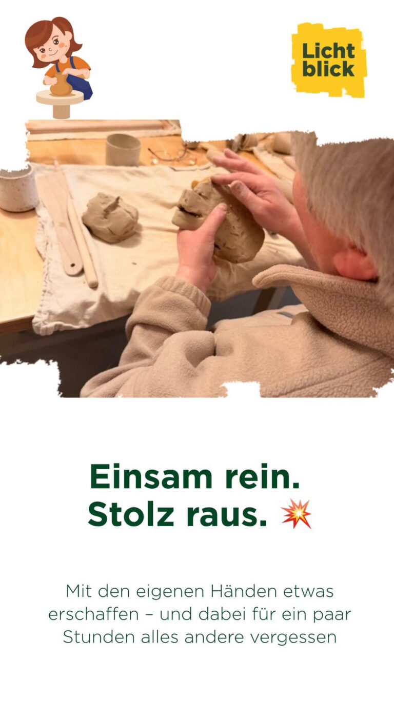 Mit den eigenen Händen etwas erschaffen und dabei für ein paar Stunden alles andere vergessen.👐✨

Genau das haben unsere Lichtblick-Seniorinnen und Senioren im @clay_room  in Münster erlebt.

Tasse oder Teller? Diese Frage stand am Anfang.
Am Ende ging es um viel mehr.

In einem dreistündigen Töpferkurs wurden aus einfachen Klumpen Ton echte Herzensstücke. Zehn unserer Seniorinnen und Senioren haben sich darauf eingelassen, etwas Neues auszuprobieren, kreativ zu sein und wieder dieses Gefühl zu spüren: „Ich kann noch etwas schaffen.“

Töpfern gehört zu den ältesten Handwerkskünsten der Menschheit. Und genau das hat man gespürt.
Ruhe. Konzentration. Stolz.

Am Ende hielt jeder etwas Eigenes in den Händen. Eine Tasse. Ein Teller. Und ein kleines Stück Selbstvertrauen.

Solche Momente sind mehr als nur ein schöner Nachmittag.
Sie holen Menschen raus aus der Einsamkeit und geben ihnen das zurück, was im Alltag oft fehlt: Gemeinschaft, Freude und das Gefühl, gebraucht zu werden.

Danke an alle, die solche Erlebnisse für unsere Seniorinnen und Senioren von @lichtblickseniorenhilfe möglich machen. 💛✨

Danke an unser Lichtblick-Münster-Team für die tolle Organisation und an @clay_room für die Durchführung 🙏🏻♥️

#lichtblickseniorenhilfe #gegenalterseinsamkeit #töpfernistwiezaubernkönnen #münster