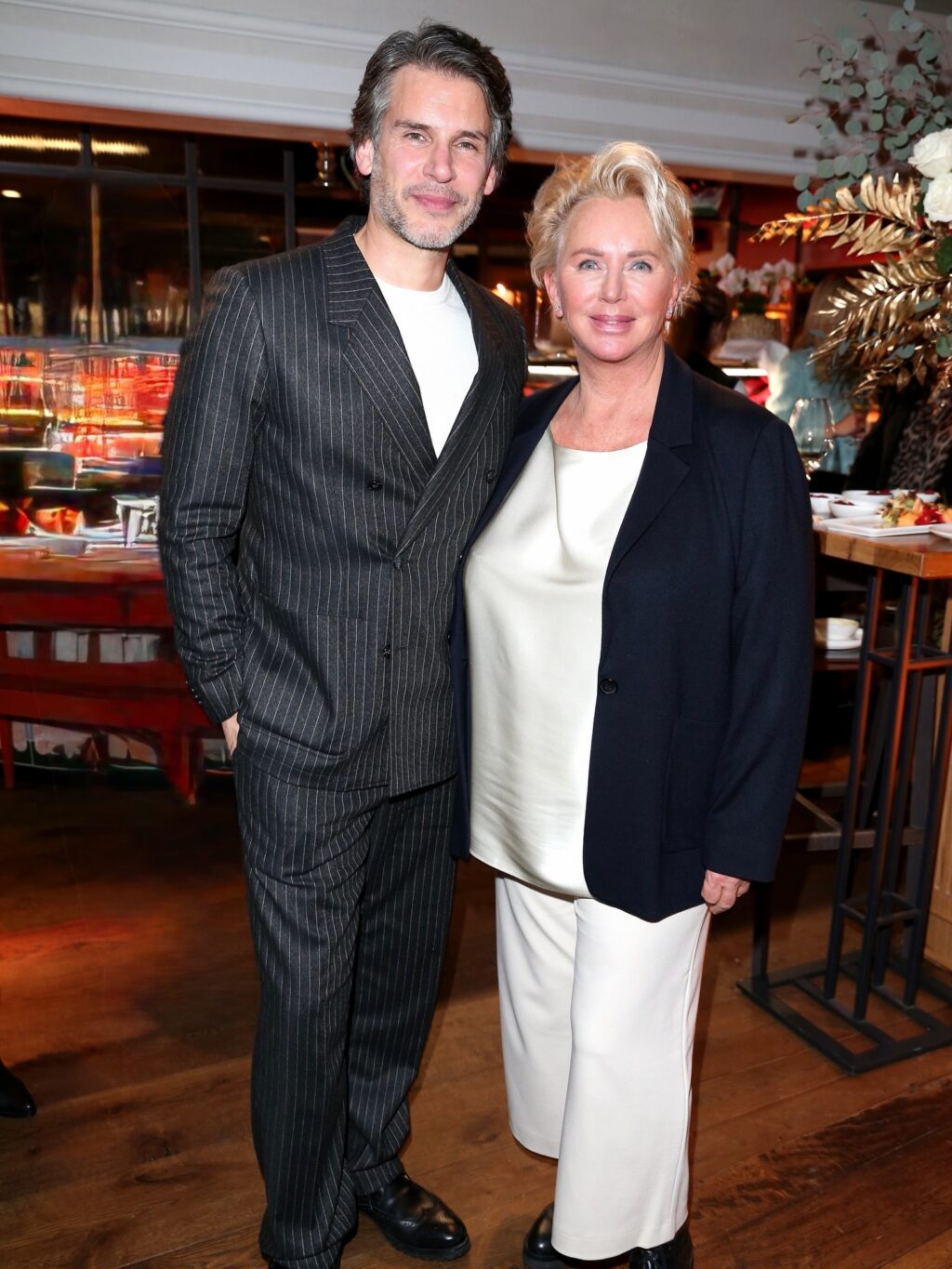 Manche Menschen kommen und es fühlt sich sofort richtig an. 🤍

Heute dürfen wir mit großer Freude sagen, dass @florianodendahl ab sofort Botschafter der @lichtblickseniorenhilfe ist, und genau so fühlt es sich auch an: ehrlich, stimmig und getragen von gegenseitigem Vertrauen.

Wir kennen uns bereits seit einiger Zeit und hatten heute bei Lichtblick einen intensiven, offenen Termin, bei dem Florian sich sehr ausführlich über unsere Arbeit informiert hat. 

Er hat aufmerksam zugehört, nachgefragt und echtes Interesse gezeigt. Als wir ihn gefragt haben, ob er sich vorstellen kann, Botschafter zu werden, hat er Ja gesagt. Dieses Ja bedeutet uns viel.🫶🏼

Viele kennen Florian aus dem Fernsehen 📺 und von der Bühne. Aktuell spielt er eine Hauptrolle in der ARD-Serie @rote_rosen 🌹 und Ende diesen Jahres wird man ihn im Kinofilm ‚Jennerwein‘ sehen können. 

Zuvor war er zwölf Jahre lang als Rechtsmediziner Teil der ZDF-Krimiserie @sokomuenchen. 

Neben der Schauspielerei ist er Bandleader und Frontmann der Münchner Country-Band @isarmafia. 

Diese Vita ist beeindruckend, aber noch wichtiger ist der Mensch dahinter. Florian begegnet Menschen mit Respekt, Wärme und echter Zugewandtheit. Genau diese Haltung braucht es in der Arbeit mit Seniorinnen und Senioren, die oft übersehen werden und leise leiden.

Lieber Florian, wir sind sehr glücklich, Dich an unserer Seite zu wissen. Wir danken Dir für Dein Vertrauen und freuen uns auf viele gemeinsame Projekte, auf echte Begegnungen und auf alles, was wir zusammen für ältere Menschen in Not bewegen können. ❤️ DANKE!

Foto mit bestem Dank an @giselaschober 🫶🏼

#lichtblickbotschafter #willkommen #gegenaltersarmut #haltungmitherz