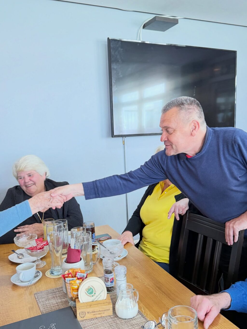 🎂 60 Jahre Manni Schwabl – und ein Herz ♥️ , das seit Jahren für unsere Senioren schlägt.

Es gibt Geburtstage.
Und es gibt Menschen, die ihren Ehrentag nutzen, um anderen etwas zurückzugeben.

Lieber Manni Schwabl,

seit 2022 gehst du einen Weg, der alles andere als selbstverständlich ist:
Erst 25, heute 50 unserer Seniorinnen und Senioren unterstützt du jeden Monat mit @haching_schaut_hin und einem festen Geldbetrag.
Still. Verlässlich. Und mit echter Haltung.

Für viele unserer Lichtblick-Senioren bedeutet das:
🫶🏼 wieder ein voller Kühlschrank
🫶🏼 wieder ein kleines Stück Würde
🫶🏼 wieder ein Moment ohne Sorgen

Und genau diese Dankbarkeit war heute spürbar.
Unsere Seniorinnen und Senioren haben dir zu deinem 60. Geburtstag eine Torte 🎂 mitgebracht - ein kleines Zeichen für etwas, das für sie riesengroß ist.

Doch dein Engagement geht weit darüber hinaus:
Gemeinsam mit der @spvgg_unterhaching und dem Sozialverein @haching_schaut_hin schaffst du Begegnungen, die bleiben:

Einladungen zum Essen.
Unvergessliche Veranstaltungen.
Und sogar Momente, in denen unsere Senioren als „Einlaufkinder“ bei einem Fußballspiel auf dem ⚽️ Platz stehen durften – mitten im Leben, mitten im Stadion.

Das ist mehr als Unterstützung.
Das ist echte Teilhabe.

Danke für deine Großzügigkeit. Danke für deine Menschlichkeit. Danke für deine Treue. 🙏🏻

Von Herzen wünschen wir dir alles erdenklich Gute zum 60. Geburtstag –
vor allem Gesundheit, Kraft und viele erfüllte Wünsche.

Auf viele weitere Jahre dieser besonderen Zusammenarbeit. 💛 

Alles erdenklich Gute wünscht Dir das ganze Team der @lichtblickseniorenhilfe mit besonders herzlichen Grüßen von Gründerin @lydiastaltner 💛

#dankbarkeit❤️ #glückwünsche #mannischwabl #gemeinsamgegenaltersarmut