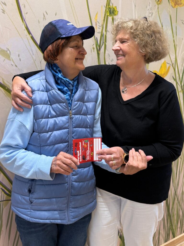 👵 „Manchmal lege ich mich hungrig ins Bett, weil das Geld einfach nicht reicht.“ 💔

Viele Senioren in Altersarmut leben so. Tag für Tag, Monat für Monat. Manchmal reicht es nur für Strom oder Heizung. Manchmal nur für ein trockenes Stück Brot. 🥺
Dann halten sie unseren Lebensmittelgutschein in den Händen – und für einen winzigen Moment weicht die Angst:
🌟 Endlich wieder ein warmes Essen.
🌟 Endlich wieder ein Gefühl von Sicherheit.
🌟 Endlich wieder ein Stück Würde.

👉 Jeder Gutschein ist mehr als nur Essen – er ist Hoffnung, Wärme, Menschlichkeit.

#Lebensmittelgutschein #GemeinsamGegenAltersarmut #LichtblickSeniorenhilfe